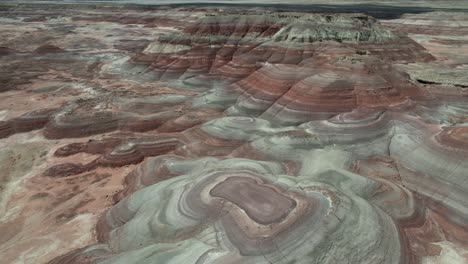 Vista-Aérea-De-Las-Colinas-De-Arcilla-Bentonita-Cerca-De-La-Estación-De-Investigación-De-Marte,-Hanksville,-Utah,-EE.UU.