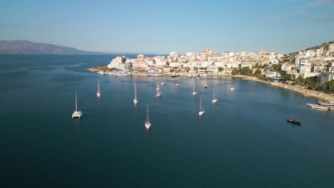 Plano-Cinematográfico-De-Establecimiento-De-Barcos-Anclados-En-La-Bahía-De-Saranda,-Albania.