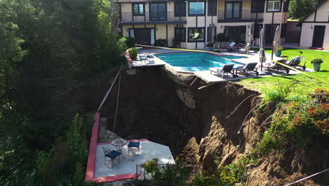 Giant-earthquake-ravine-at-a-homes-of-the-Rich-in-Los-Angeles,-USA---Aerial-view