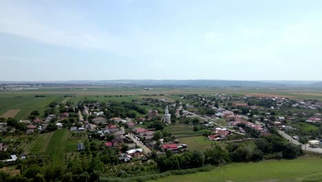 Iglesia-Ortodoxa-Situada-En-Trifești,-Condado-De-Neamț,-Moldavia-Occidental,-Rumania---Toma-Aérea-De-Retroceso