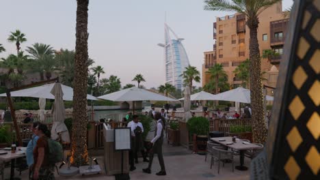 Dubai,-Emiratos-Árabes-Unidos---26-De-Diciembre-De-2023:-Turistas-Disfrutando-De-Su-Tiempo-Alrededor-De-Un-árbol-De-Navidad-En-El-Zoco-Madinat-Jumeirah-En-Dubai.