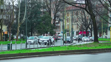 Centro-De-La-Ciudad-De-Milán,-Diferentes-Formas-De-Transporte,-Los-Residentes-Siguen-Adelante