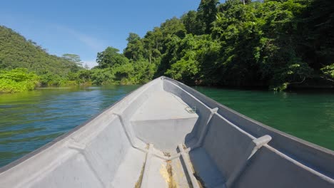 Bootfahren-In-Kali-Biru-In-Raja-Ampat,-West-Papua,-Indonesien