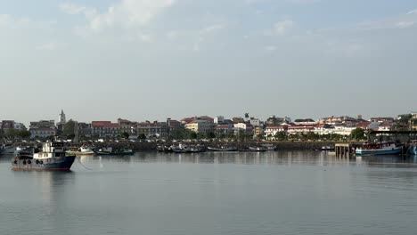 Vista-De-La-Antigua-Ciudad-De-Panamá-Desde-El-Otro-Lado-De-La-Bahía.