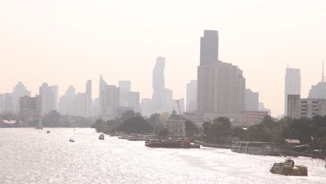 Dunstiger-Blick-Auf-Die-Skyline-Von-Bangkok-über-Den-Fluss-In-Der-Altstadt-Von-Rattanakosin-In-Bangkok,-Thailand