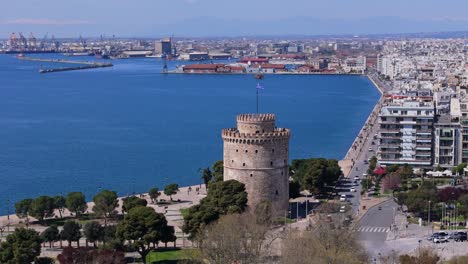 Vista-Aérea-De-La-Torre-Blanca-Y-El-Puerto-De-Tesalónica,-Grecia.