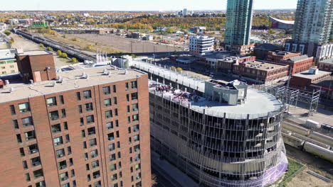 Vistas-Aéreas-Con-Imágenes-De-Drones-Sobrevolando-Calgary,-Alberta-Durante-El-Verano