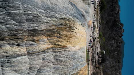 Vista-Turística-De-La-Cascada-Hierve-El-Agua-En-México,-Video-De-Drones-Aéreos-Verticales