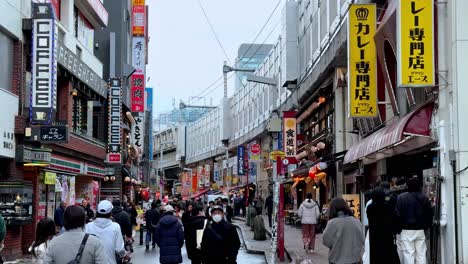 Bulliciosa-Escena-Callejera-De-La-Ciudad-En-Japón-Con-Peatones-Y-Letreros-De-Neón