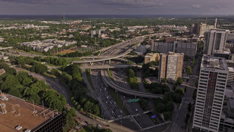 Atlanta-Georgia-Antena-V923-Drone-Sobrevuelo-Complejo-Autopista-Interestatal-Que-Captura-El-Tráfico-Intenso-En-Las-Horas-Pico-Y-El-Paisaje-Urbano-En-El-Centro-Y-El-Castaño-Dulce---Filmado-Con-Mavic-3-Pro-Cine---Mayo-De-2023