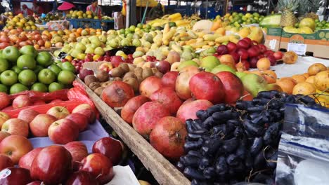 Primer-Plano-De-Frutas-Para-La-Venta-Por-Colonos-En-El-Tradicional-Mercado-Andino-De-Las-Tierras-Altas-De-Pichincha,-Ecuador.