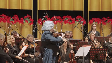 Banda-Sinfónica-De-La-Orquesta-De-Violín,-Conjunto-Interpretando-ópera-Italiana-En-El-Salón-Conmemorativo-Sun-Yet-Sen