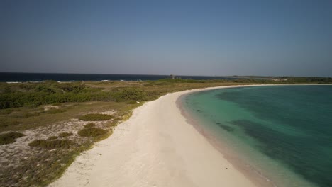 La-Serena-Playa-Espenky-En-Los-Roques-Con-Aguas-Cristalinas-De-Color-Turquesa-Y-Costa-De-Arena-Blanca,-Vista-Aérea