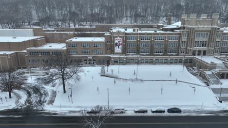 Gran-Escuela-Secundaria-Estadounidense-Cerrada-Debido-A-Las-Inclemencias-Del-Tiempo-De-Nieve