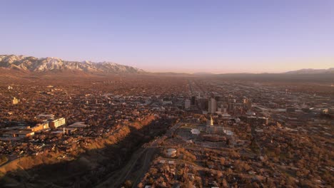 Luftaufnahme-Des-Sonnenuntergangs-über-Der-Innenstadt-Von-Salt-Lake-City,-Utah