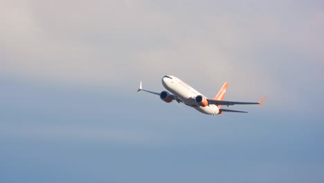 Un-Avión-Comercial-Sunwing-Boeing-737-800-En-Vuelo-Después-Del-Despegue-Del-Aeropuerto-Internacional-Pearson