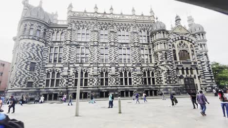 La-Gente-Camina-En-Un-Edificio-Blanco-Y-Negro-En-La-Plaza-Botero-Medellín-Colombia-Peatonal-En-El-Lugar-Turístico-De-La-Vida-Diaria