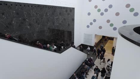 Blick-Auf-Den-Annenberg-Court-In-Der-National-Portrait-Gallery-Mit-Menschen,-Die-Die-Treppe-Zum-Ausgang-Hinauf--Und-Hinabsteigen