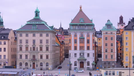 Vista-Aérea-De-Seguimiento-Con-Teleobjetivo-De-Antiguos-Edificios-Medievales-De-Gamla-Stan.