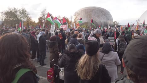 Eine-Große-Pro-palästinensische-Protestkundgebung-Vor-Dem-Wissenschaftsmuseum-In-Glasgow