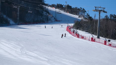 Gente-Coreana-Esquiando-En-Pistas-De-Nieve-O-En-Pista-En-La-Estación-De-Esquí-De-Alpensia