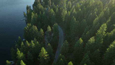 Luftaufnahme-Einer-Landstraße,-Die-Sich-Entlang-Des-Ufers-Des-Spirit-Lake,-Idaho,-Schlängelt