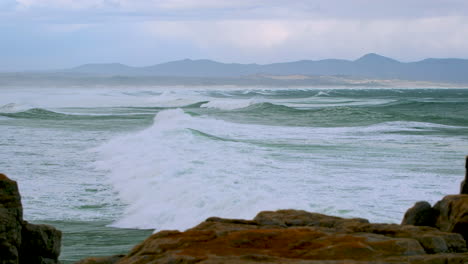 Entspannender-Blick-Auf-Die-Wellen,-Die-Bei-Stürmischem-Wetter-In-Die-Walker-Bay-In-Hermanus-Rollen