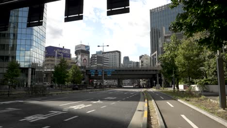 Die-Tagesszene-Zeigt-Den-Bezirk-Minato-In-Tokio,-Wo-Vor-Dem-Hintergrund-Der-Städtischen-Landschaft-Ein-Reger-Verkehr-Aus-Autos-Und-Motorrädern-Herrscht-Und-Die-Modernität-Symbolisiert