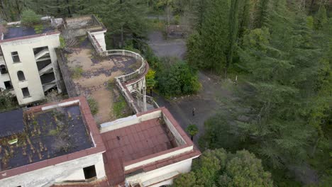 Un-Dron-Disparó-180-Grados-Al-Sanatorio-Medea-En-La-Entrada-Principal-De-Tskaltubo,-Georgia.