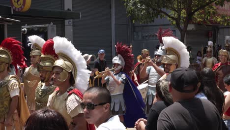 Actores-Vestidos-Como-Soldados-Romanos-Tocando-La-Trompeta-Durante-La-Recreación-De-La-Crucifixión-El-Viernes-Santo.