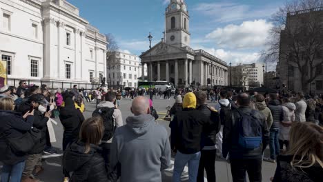 Crowds-surrounding-busker-in-trafalgar-square-outside-national-portrait-gallery