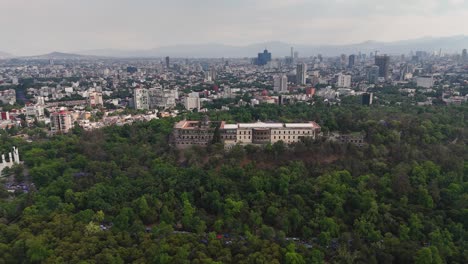 Drohnenperspektiven-Des-Schlosses-Chapultepec-Im-Westlichen-Teil-Von-Mexiko-Stadt