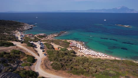 Vista-Aérea-De-La-Costa-Griega,-La-Playa-Y-El-Mar-Egeo,-Disparo-De-Drones