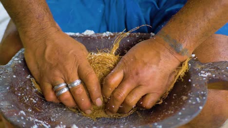 Utilizando-Una-Técnica-Antigua,-El-Hombre-Extrajo-Aceite-De-Coco-Triturado-Para-Hacer-Un-Rollo-De-Incienso-De-Coco-En-Un-Cuenco-De-Madera.