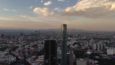 Despegando-Sobre-Uno-De-Los-Edificios-Más-Altos-De-La-Ciudad-De-México,-Vista-De-Drones