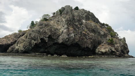 Schiffbrüchiger-Qalito-Malolo-Insel-Tourismus-Fidschi-Bootsfahrt-Segelboot-Roro-Riff-Koralle-Weiße-Sandstrände-Felsbrocken-Hang-Tropisch-Palme-Paradies-Mamanuca-Gruppe-Natur-Landschaft-Meeresbrise-Statisch
