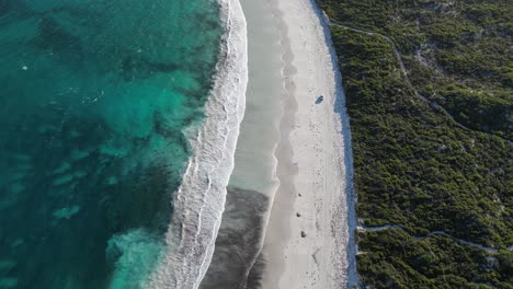 Vehicle-driving-along-Wylie-Bay-Rock-beach,-Esperance-area-in-Western-Australia