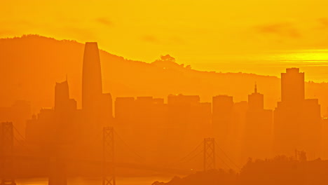 Die-Skyline-Von-San-Francisco-Wird-Bei-Sonnenuntergang-In-Kalifornien,-USA,-Durch-Orangefarbenes-Licht-Verdeckt