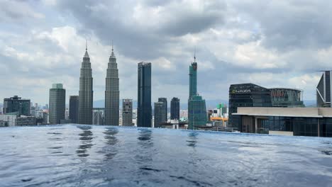 Infinity-Pool-Luxushotel-Aussicht-Kuala-Lumpur-Malaysia-Immobilien-Petronas-Tower
