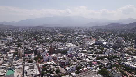 Paisaje-Urbano-De-Santa-Marta-En-Colombia,-Ciudad-Tropical-En-La-Costa-Caribeña,-Cordillera,-Aérea