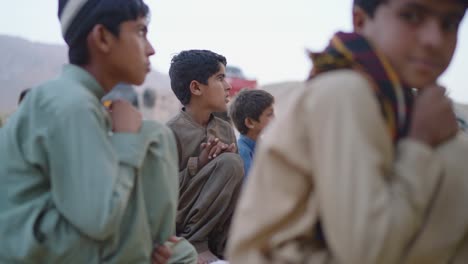 Grupo-De-Hombres-Jóvenes-En-Khuzdar-Sentados-Afuera-Antes-De-Cenar-Juntos-Iftar-Durante-El-Ramadán-En-Khuzdar,-Baluchistán