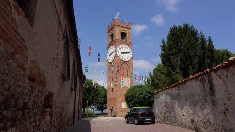 POV-Beim-Spaziergang-Die-Straße-Entlang-Mit-Blick-Auf-Den-Glockenturm-Von-Mondovì-Im-Hintergrund