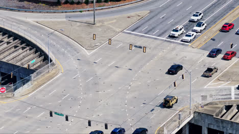 Langsamer-Verkehr-Entlang-Mehrspuriger-Kreuzungsstraßen-In-Der-Stadt-Atlanta,-Georgia,-USA