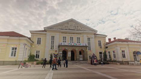 Vorderfassade-Eingangsansicht-Des-Nevena-Kokonova-Drama-Theaters-Im-Stadtzentrum-Von-Yambol