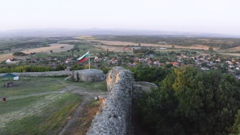 Ruinen-Der-Mittelalterlichen-Festung-Mit-Wehender-Nationalflagge-In-Der-Nähe-Des-Dorfes-Mezek-In-Bulgarien,-Europa