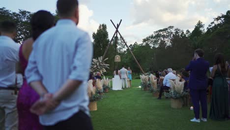 Crowded-wedding-ceremony-outside-during-a-hot-summer-day