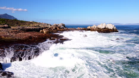 Las-Espumosas-Olas-Del-Mar-Golpean-La-Irregular-Costa-De-Hermanus