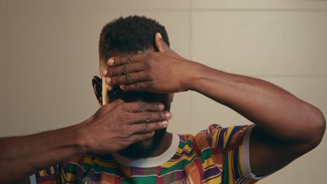 Afroamerikaner-Versteckt-Langsam-Sein-Gesicht-Mit-Beiden-Händen