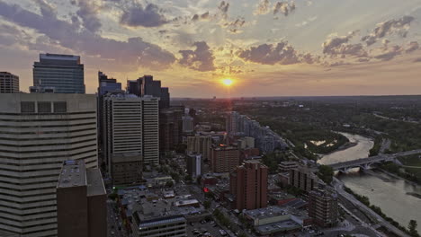 Calgary,-AB,-Kanada,-Luftaufnahme-V49,-Rückwärtsüberflug-über-East-Village,-Erfasst-Das-Urbane-Stadtbild-Von-Eau-Claire,-Chinatown-Und-Der-Innenstadt-Mit-Der-Wunderschönen-Skyline-Bei-Sonnenuntergang-Im-Sommer-–-Aufgenommen-Mit-Mavic-3-Pro-Cine-–-Juli-2023