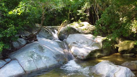 Üppiger-Kleiner-Wasserfall-Aus-Dem-Dschungel-In-Kolumbien